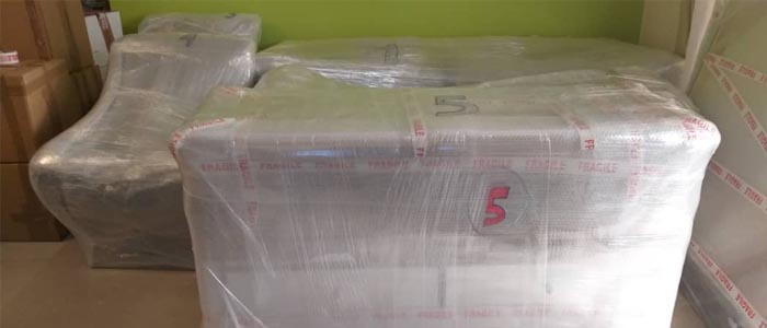 کارگر بسته بندی اثاثیه منزل